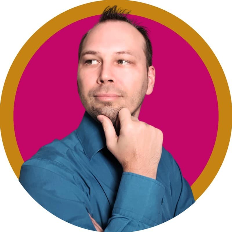 Portrait de Laurent Brugière, la main sous le menton, regard pensif